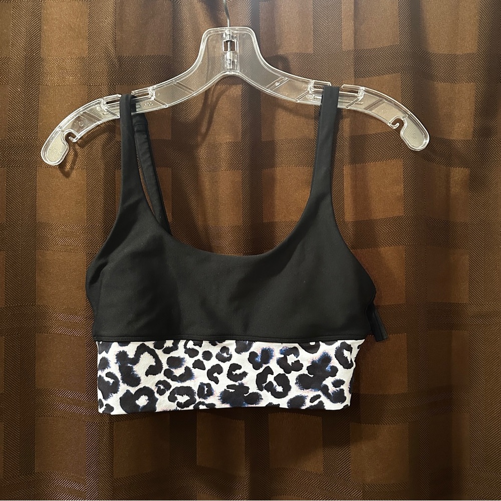 Beach Riot Rocky Sports Bra in Watercolor Leopard One Size - Picture 4 of 6